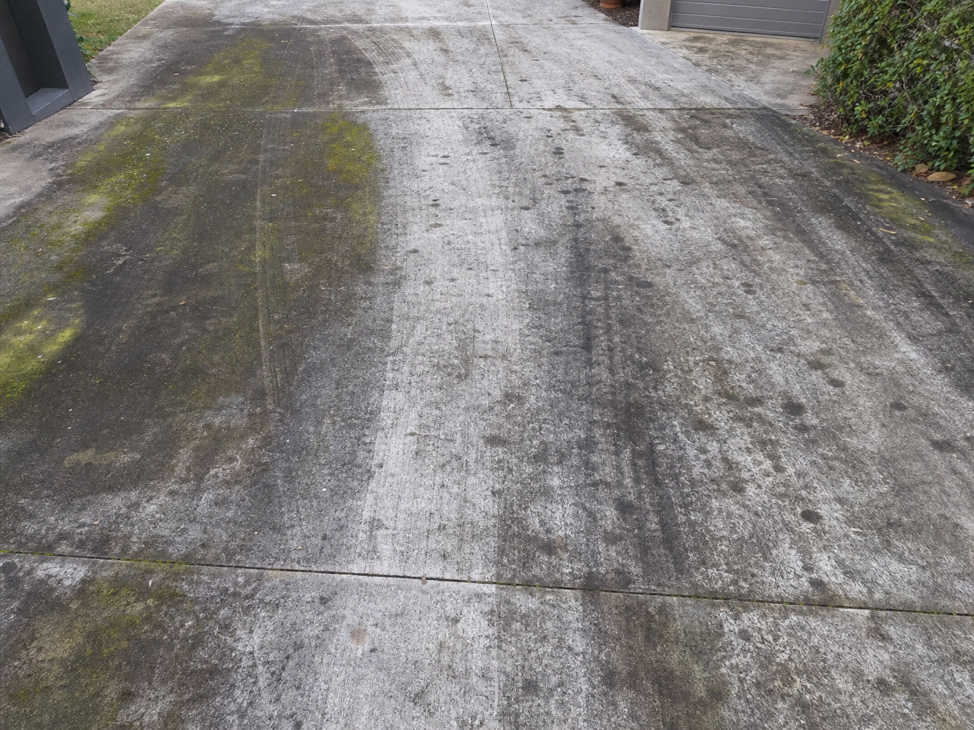 Driveway before pressure cleaning